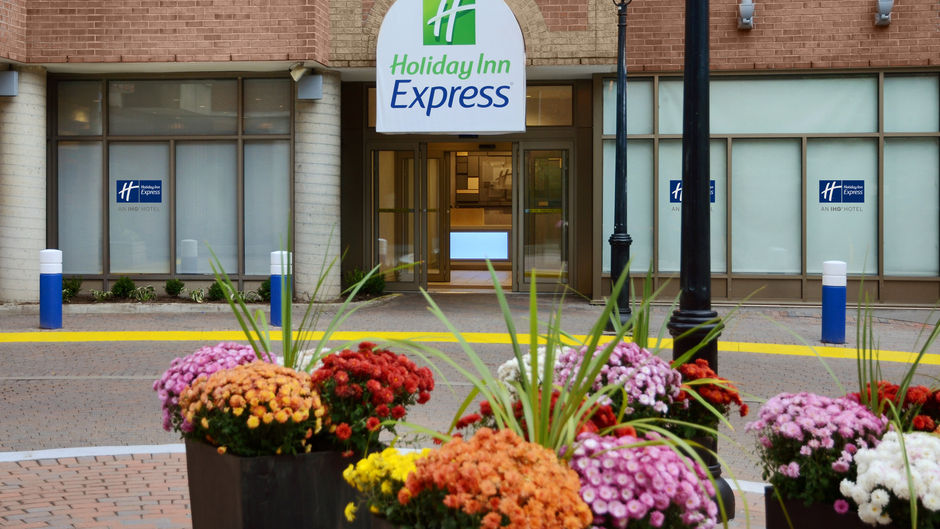 Holiday Inn Express Toronto Downtown Exterior
