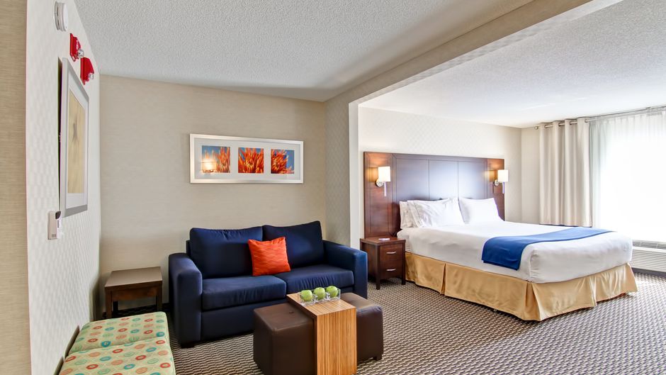 Holiday Inn Express & Suites Markham Room