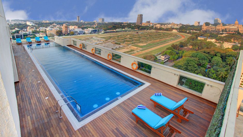 Holiday Inn Express & Suites Racecourse Pool