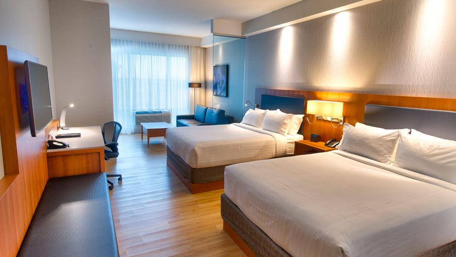 Holiday Inn Express & Suites Vaudreuil Suite