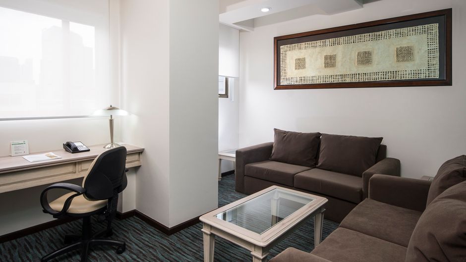Holiday Inn Hotel & Suites Room