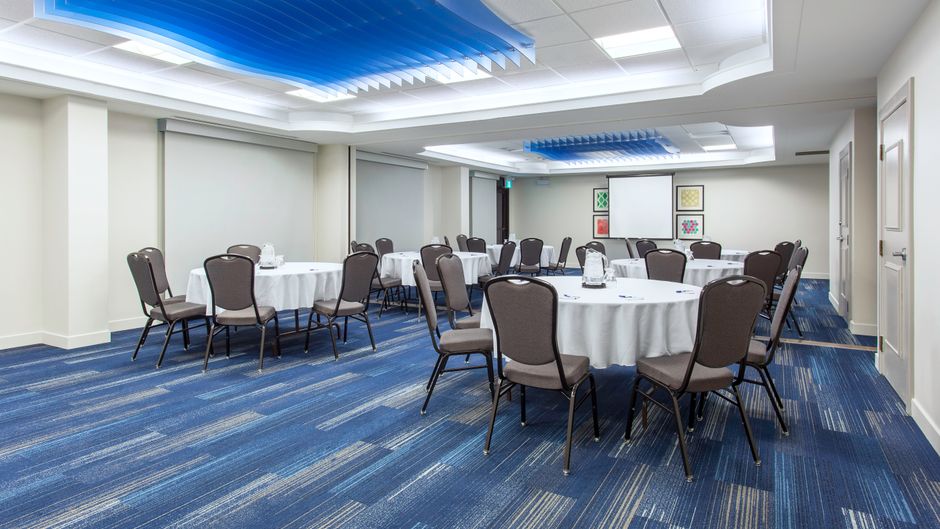 Holiday Inn Express & Suites Southwest Meeting