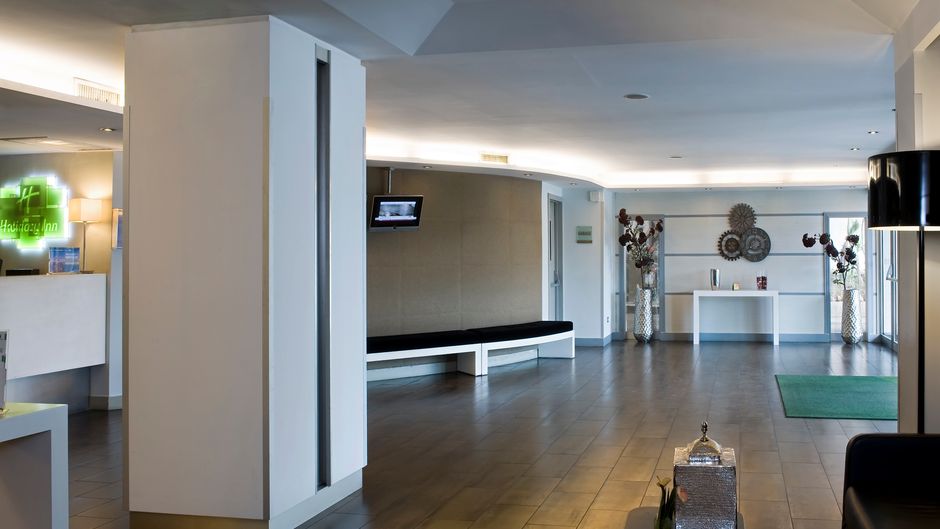 Holiday Inn Naples Lobby
