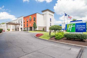 Holiday Inn Express & Suites Arpt Wolf