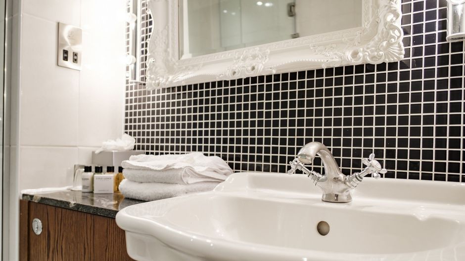 Drayton Court Hotel Room