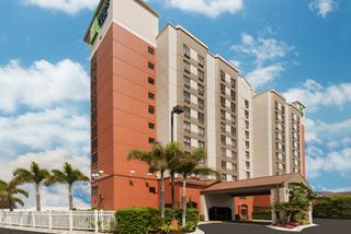 Holiday Inn Express Hotel & Suites