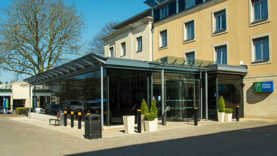 Holiday Inn Express Bath Exterior