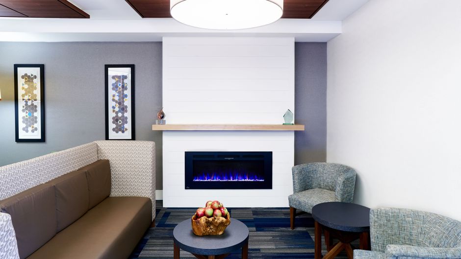 Holiday Inn Express Hotel & Suites Lobby