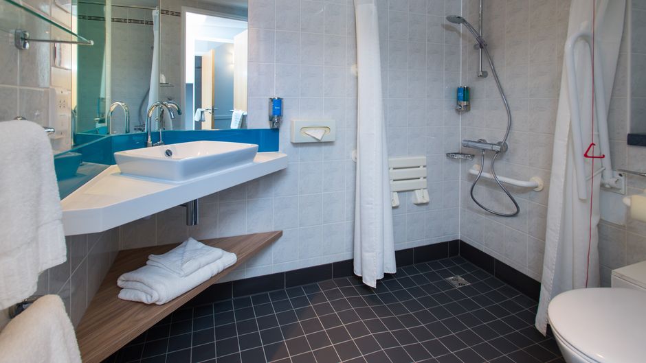 Holiday Inn Express Bath Room