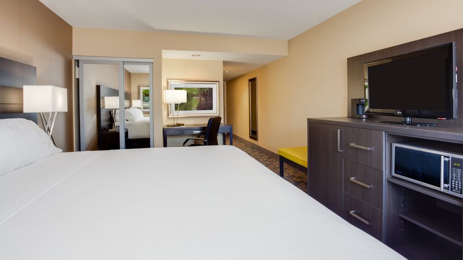 Holiday Inn Express & Suites Fredericton Room