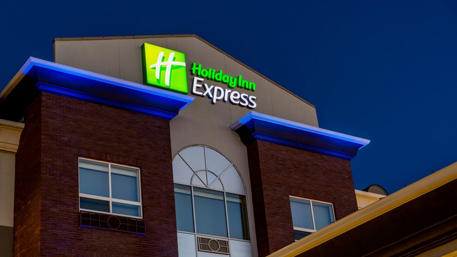 Holiday Inn Express Hotel & Suites Exterior