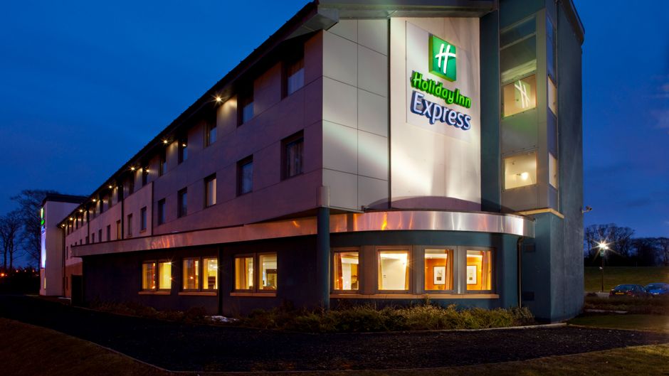 Holiday Inn Express Dunfermline Exterior