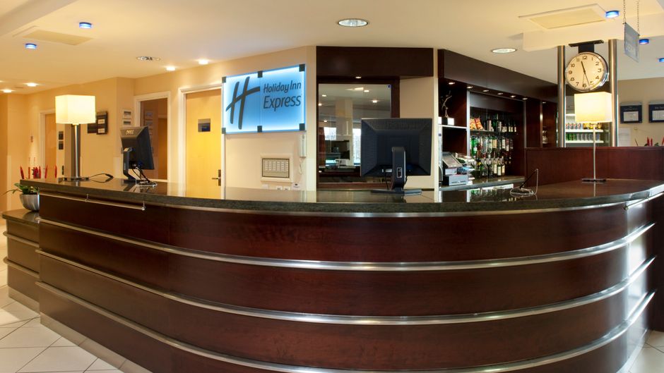 Holiday Inn Express Dunfermline Lobby
