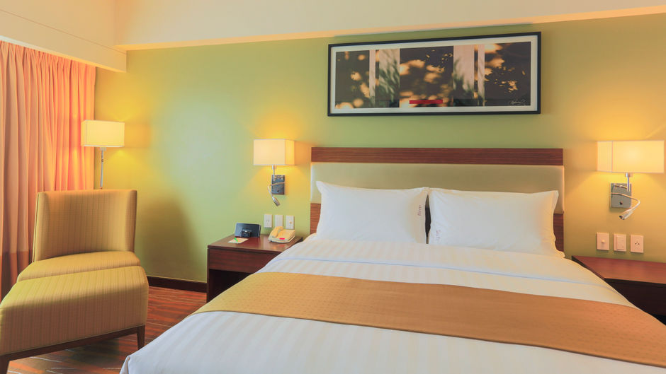 Holiday Inn & Suites Makati Room