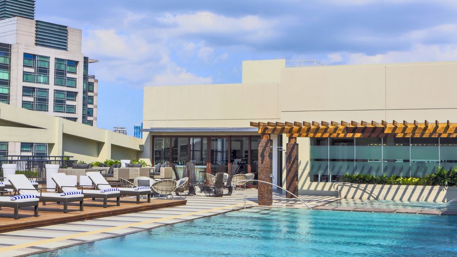 Holiday Inn & Suites Makati Pool