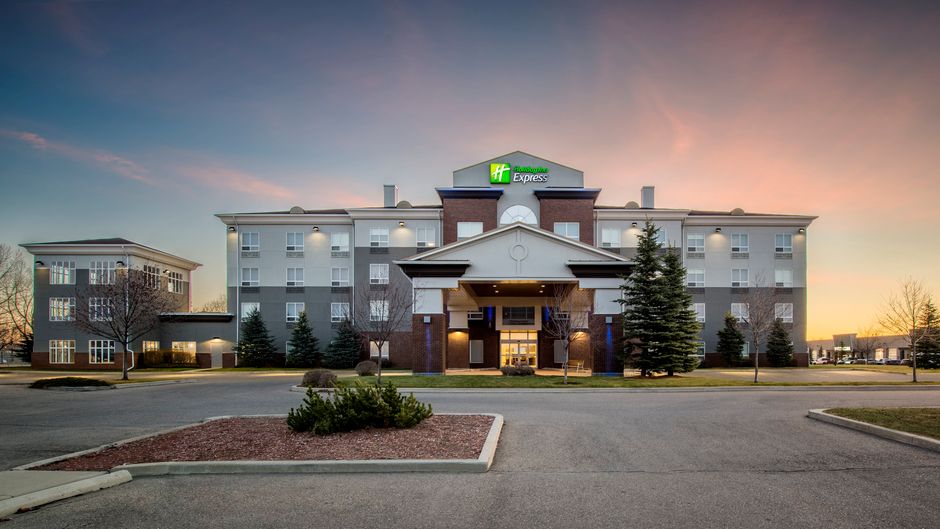 Holiday Inn Express Hotel & Suites Exterior