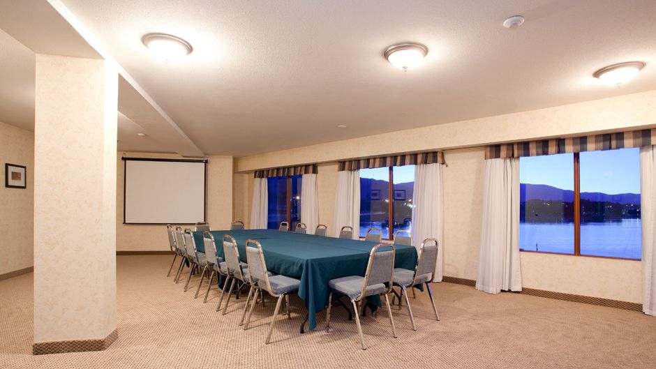 Holiday Inn & Suites Osoyoos Meeting