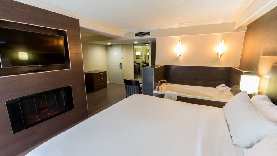Holiday Inn Express Edmonton Downtown Suite