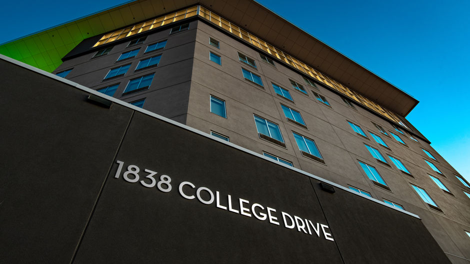 Holiday Inn Express & Suites University Exterior