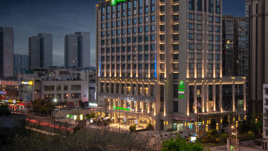 Holiday Inn Express Chengdu Huanhuaxi Exterior