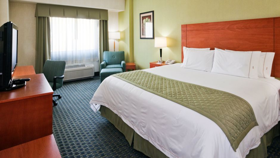 Holiday Inn Express Hotel & Suites Room