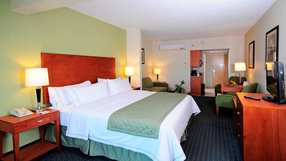 Holiday Inn Express Hotel & Suites Suite