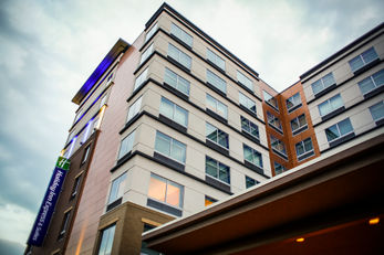 Holiday Inn Express & Suites Louisville