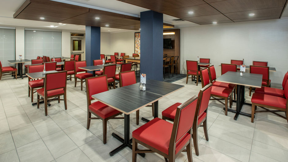 Holiday Inn Express & Stes Medicine Hat Restaurant