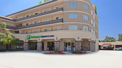 Holiday Inn Express Hotel & Suites