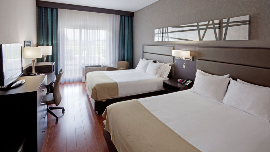 Holiday Inn Express & Suites Room