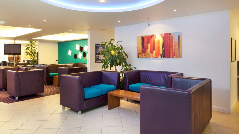 Holiday Inn Express Cambridge Lobby