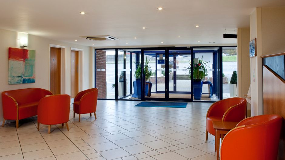 Holiday Inn Express Canterbury Lobby
