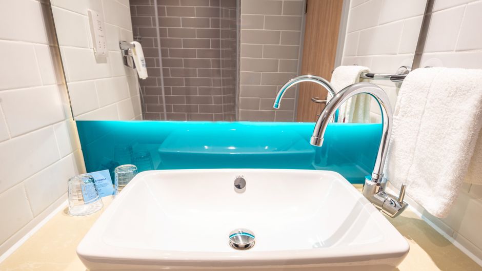 Holiday Inn Express Heathrow T4 Room