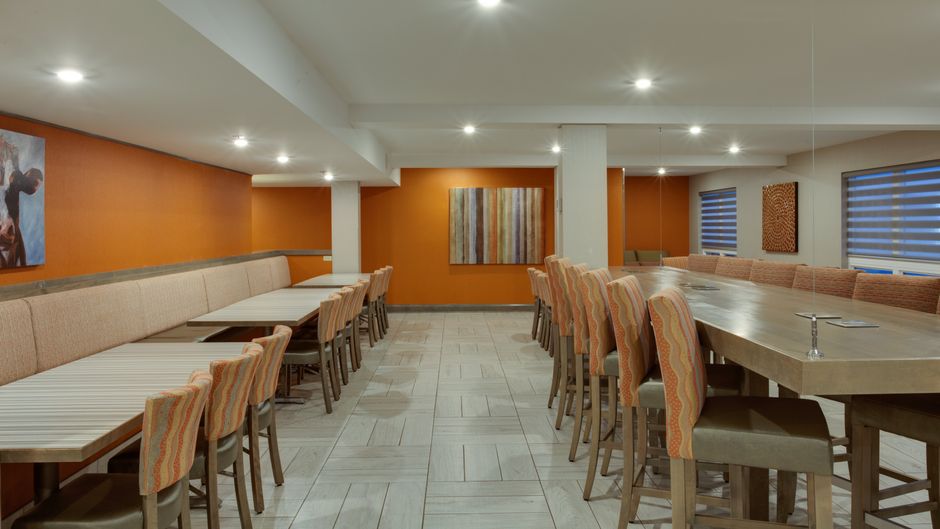 Holiday Inn Express & Suites Fredericton Restaurant