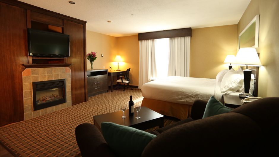 Holiday Inn Express Hotel & Suites Suite