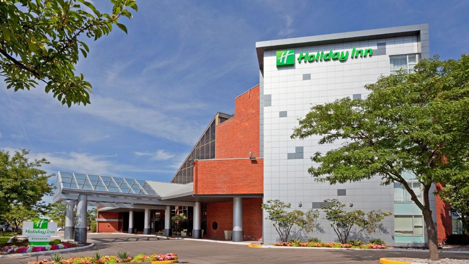Holiday Inn Oakville Centre Exterior