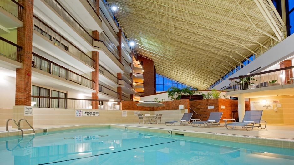 Holiday Inn Oakville Centre Pool