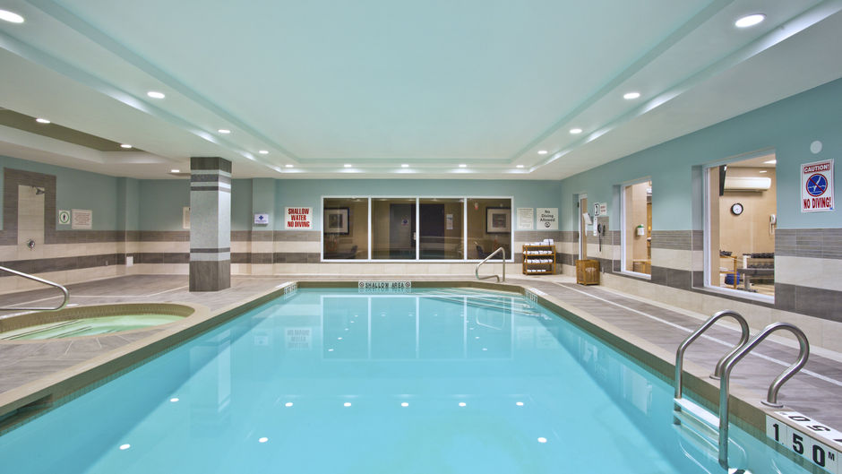 Holiday Inn Express Hotel & Sts Kingston Pool