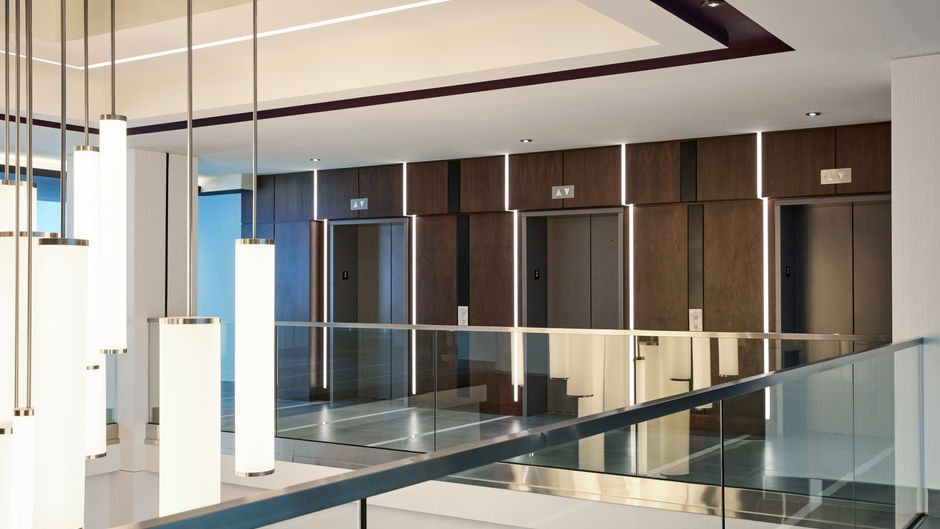 Holiday Inn Hotel/Stes Centre-ville West Lobby