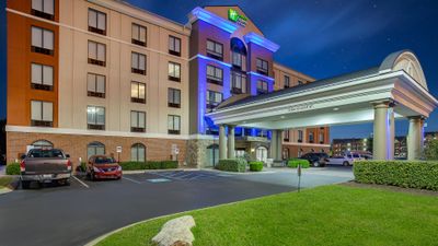 Holiday Inn Express Hotel & Suites