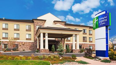 Holiday Inn Express Hotel & Suites