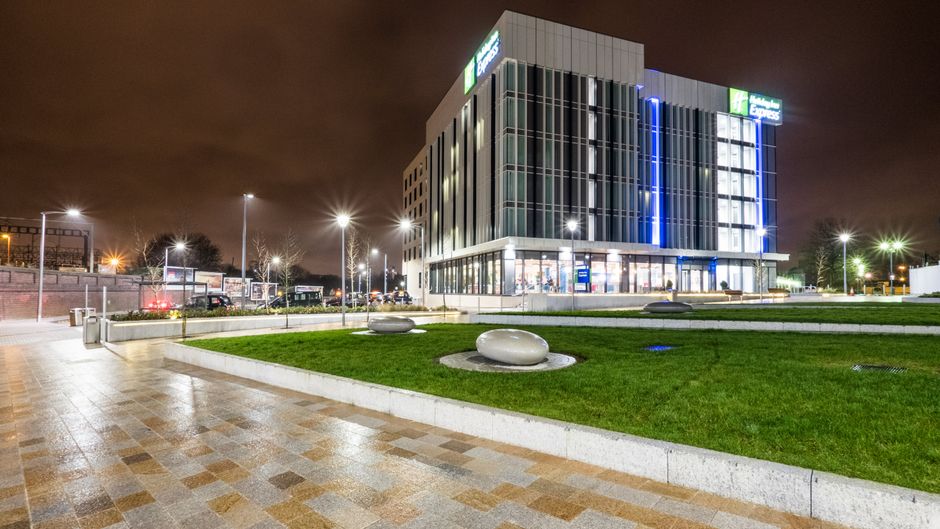 Holiday Inn Express Stockport Exterior
