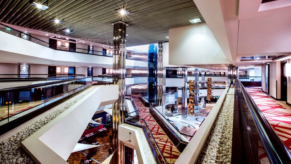 Crowne Plaza Dubai-Deira Lobby