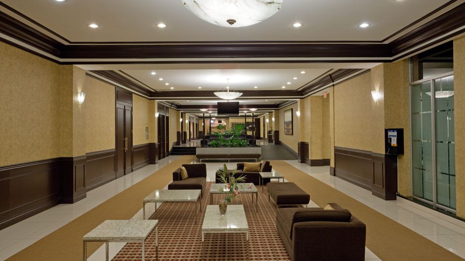 Armon Plaza Montreal Airport Exterior