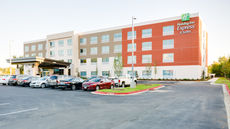Holiday Inn Express/Suites Russellville