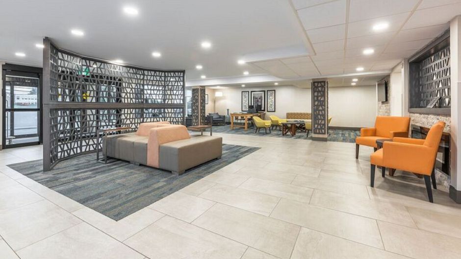 Holiday Inn Express Hotel & Suites Lobby