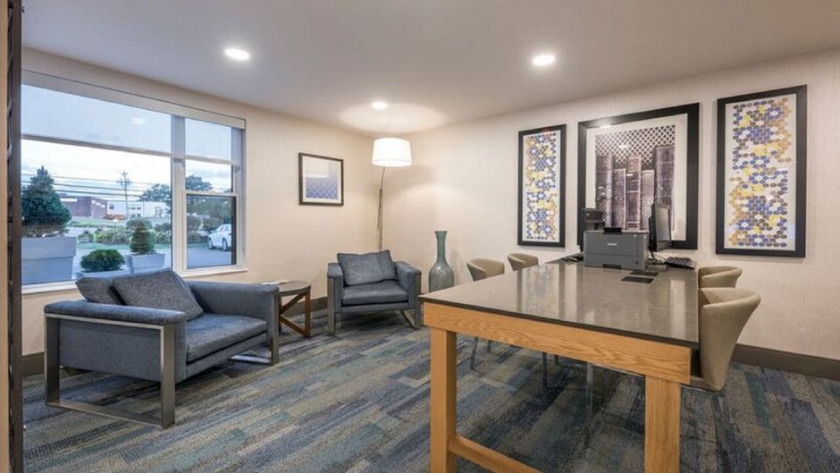 Holiday Inn Express Hotel & Suites Lobby