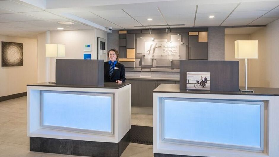Holiday Inn Express Hotel & Suites Lobby