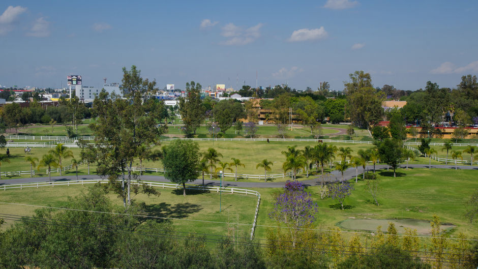 Holiday Inn Express & Suites Celaya Exterior