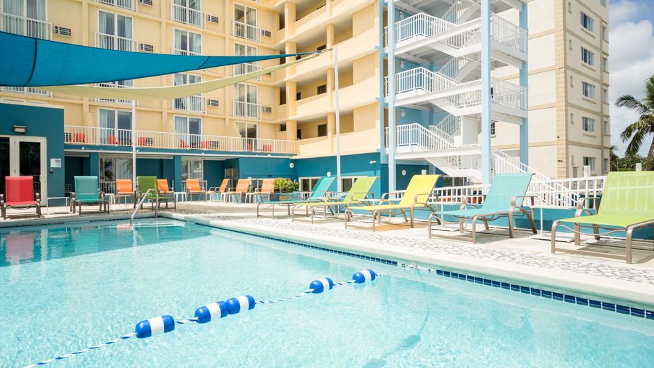 Holiday Inn Express & Suites Nassau Pool